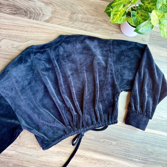 Barbie Black Velour Pullover Cropped Long Sleeve Drawstring Sweatshirt Top Sz M - Picture 9 of 11